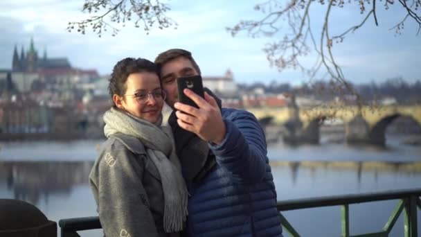 Couple Making Selfie Front Charles Bridge Prague Kissing Closeup Day — ストック動画