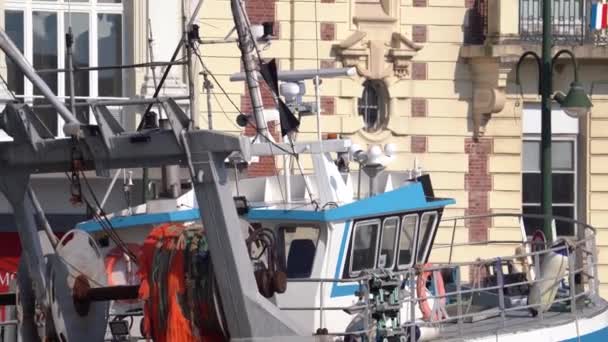 Vissersvaartuig Aangemeerd Haven Van Trouville Sur Mer Frankrijk Uitzoomen — Stockvideo
