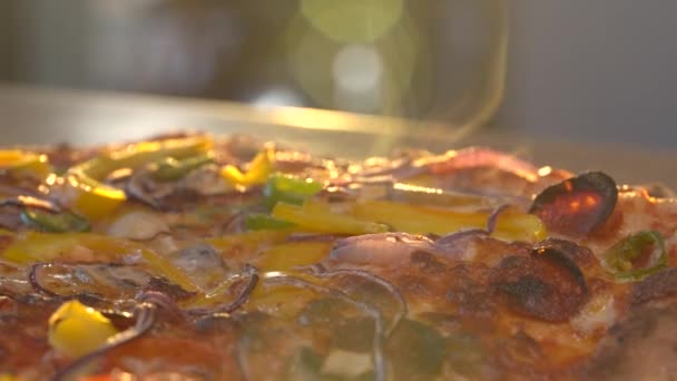 Frisch Gekochte Pizza Dampft Bei Sonnenuntergang Auf Dem Tisch Nahaufnahme — Stockvideo