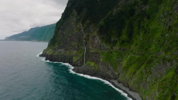 Veu Noiva Waterfall Cascading Atlantic Ocean Seixal Madeira — Stockvideo