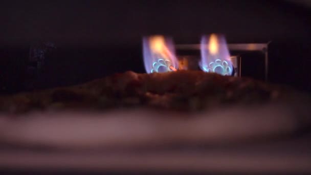 在中等火的煤气炉里做比萨 — 图库视频影像