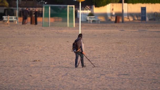 Man Metal Detecting Beach Sunset Wide — Vídeo de stock