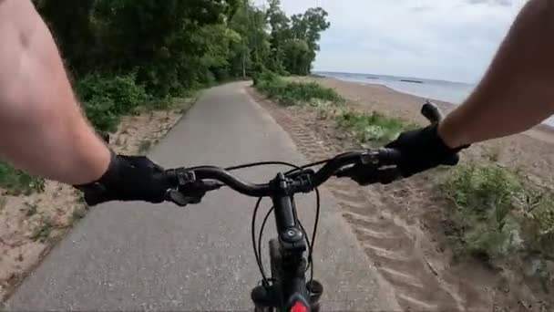 Montar Bicicleta Largo Sendero Pavimentado Que Sigue Las Playas Costeras — Vídeos de Stock