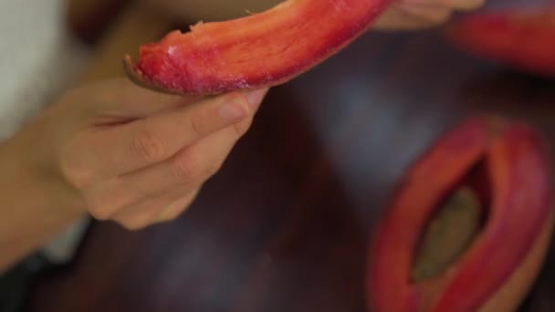 Nahaufnahme Einer Frau Die Exotische Zapote Früchte Der Hand Hält — Stockvideo
