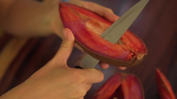 Nahaufnahme Einer Frau Die Hause Mexiko Zapote Exotische Früchte Schneidet — Stockvideo