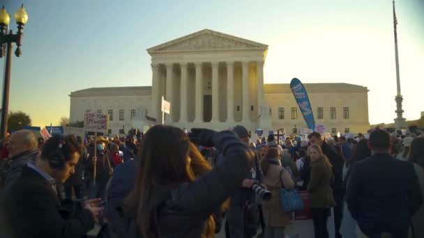 Femme Regardant Autour Pendant Manifestation Devant Cour Suprême — Video