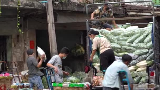 Laborers Unloading Packs Harvested Vegetables Delivery Truck Farmer Market Wide — ストック動画