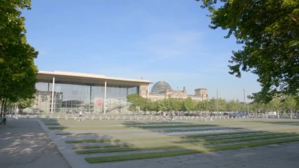 Regierungsviertel Berlin Bei Strahlendem Sonnenschein Mit Reichstagsgebäude — Stockvideo