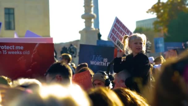 Petite Fille Tenant Signe Lors Une Manifestation — Video