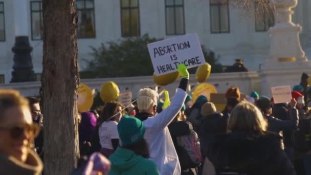 Provalaktivist Som Protesterar Utanför Surpreme Court — Stockvideo