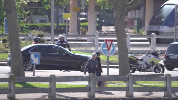 Deauville Fransa Polis Trafiği Kontrol Ediyor Sürücü Trafik Yönetmeliği Hlali — Stok video