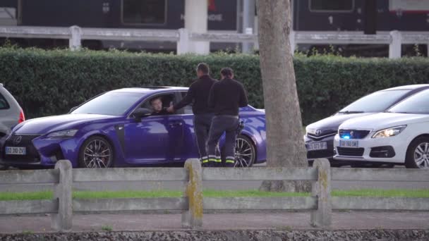 Sürücünün Kanındaki Alkol Seviyesini Alkol Analizörüyle Ölçen Polis Memuru Geniş — Stok video