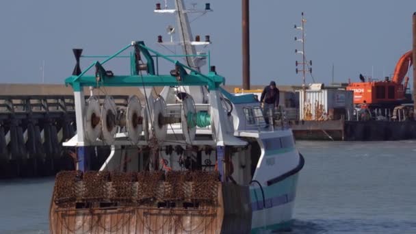 Pescador Caminando Cubierta Barco Pesquero Arrastrero Con Vieira Dragado Trouville — Vídeos de Stock