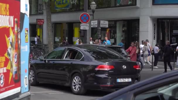 Cars Driving Madeleine Neighborhood People Walking Sidewalk Paris France Pov — Stockvideo