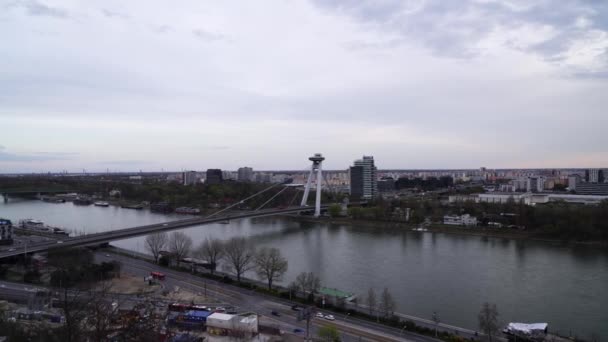 Snp Ufo Bridge Danube River Bratislava Slovakia Panning Wide Angle — Vídeos de Stock