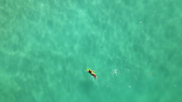 Zoom Out Surfer Reveal Other Surfers — Vídeo de Stock