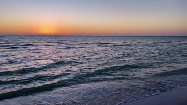 Onde Sulla Spiaggia Tramonto Pan Shot — Video Stock