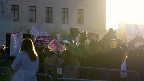 Solig Morgon Protest Utanför Högsta Domstolens Byggnad — Stockvideo