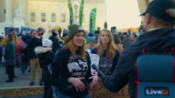 Woman Speaking Reporter Supreme Court Building — Stockvideo