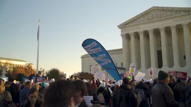 Panning Left Right Crowd Supreme Court Building — Stock Video
