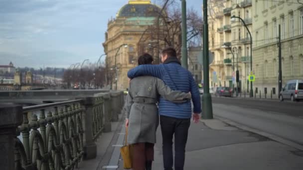 プラハの通り チェコ共和国 バックビュー スライダーショットを歩く巨大なカップル — ストック動画