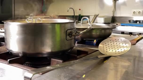 Smoky Casserole Frying Pan Close People Mediterranean Restaurant — Stock Video