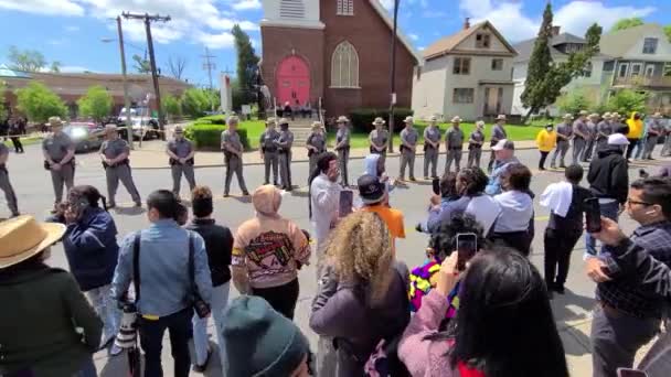 米国ニューヨーク州バッファロー市のジョー バイデンのスピーチの場所の前の人々の群衆 — ストック動画