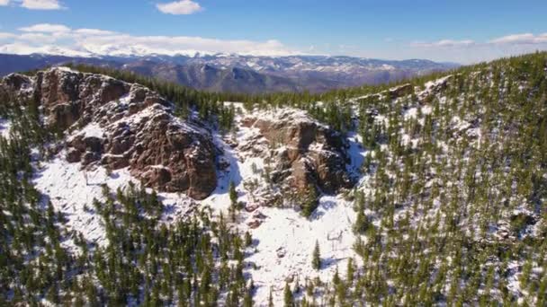 Filmagem Aérea Sobrevoando Neve Alpine Mountain Ridge Para Revelar Belas — Vídeo de Stock