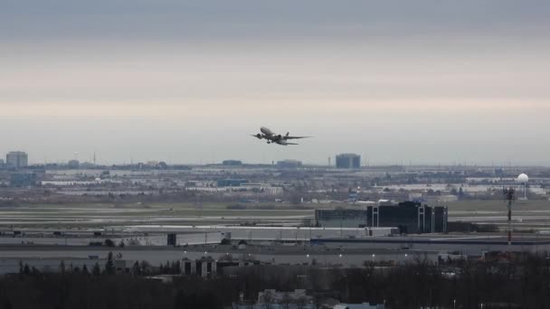 Pesawat Lepas Landas Dari Bandara Besar Berkabut Garis Garis Langit — Stok Video