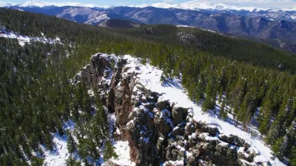 Imágenes Aéreas Aviones Tripulados Volando Sobre Montañas Cubiertas Nieve Rodeadas — Vídeos de Stock