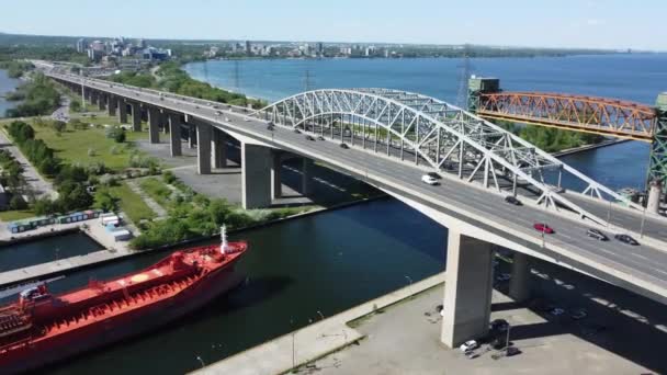 Großes Boot Überquert Viel Befahrene Autobahn Richtung Hochbrücke Ontario Burlington — Stockvideo