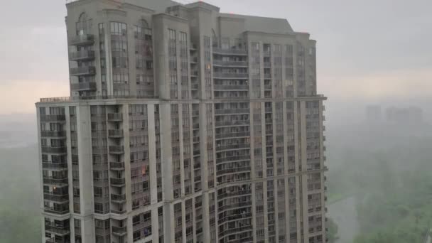 Výhledem High Rise Rezidenční Věž Blok Torontu Během Oblačného Deštivého — Stock video