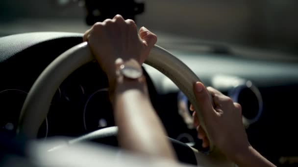 Tangan Wanita Setir Dengan Mobil Warna Ungu — Stok Video