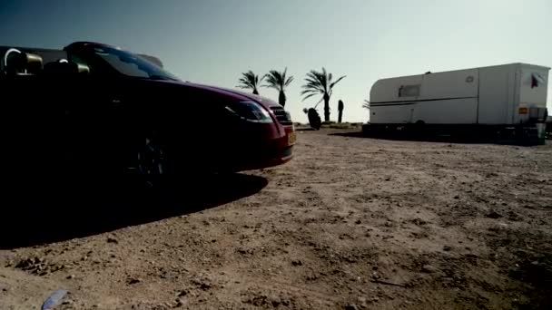 Rode Audi Cabriolet Rijden Het Strand — Stockvideo