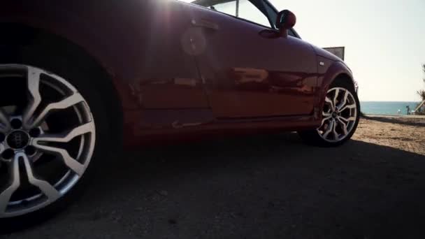 Kırmızı Audi Cabriolet Plaja Geri Dönüyor — Stok video