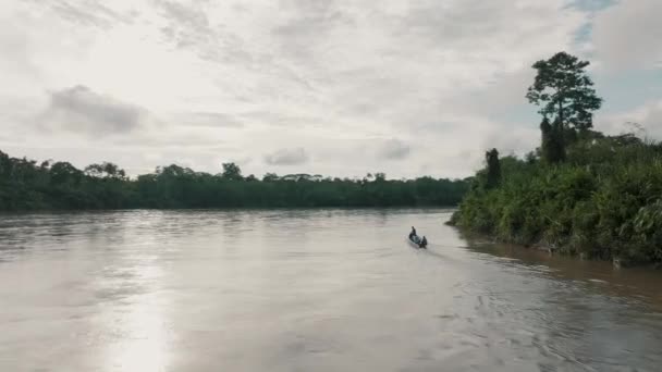 Drone Aéreo Disparo Barco Pequeño Navegando Río Amazonas Barco Pasajeros — Vídeo de stock