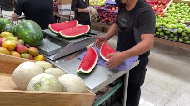 Lassított Felvételű Görögdinnye Szeletelés Egy Gyümölcsboltban — Stock videók