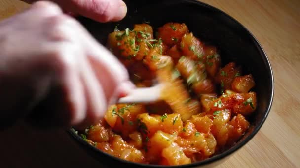 Mélange Poitrine Poulet Dans Bol Assaisonné Avec Des Épices Persil — Video