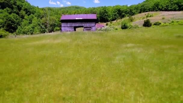 ソルトビル バージニア近くの牧草地の古い納屋からの空中高速撤退 — ストック動画