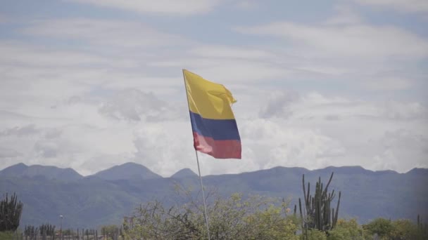 Fluttering National Flag Colombia Scenic View Mountain Ranges Dreamy Cloudscape — Stock Video