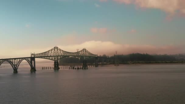 Mccullough Memorial Bridge Coos Bay Oregon Drohnenaufstieg Bei Sonnenaufgang — Stockvideo