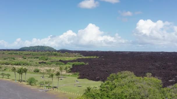 Aerial Crescente Tiro Largo Corte Fluxo Lava Recentemente Seco Através — Vídeo de Stock