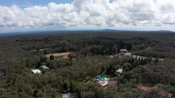 Weitschwenkbare Luftaufnahme Des Vulkan Dorfes Außerhalb Des Hawaii Volcanoes National — Stockvideo