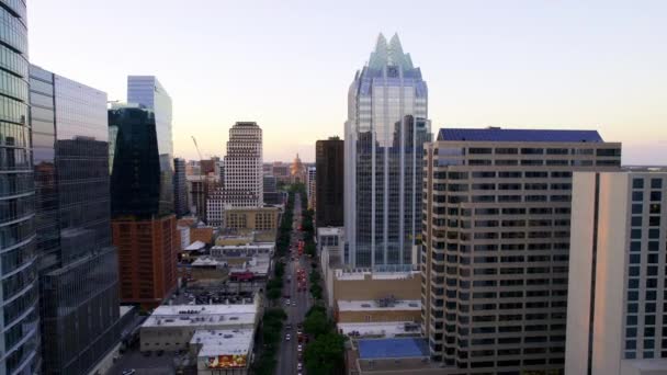 Aerial Näkymä Kohti Texas State Capitol Yli Congress Avenue Austin — kuvapankkivideo