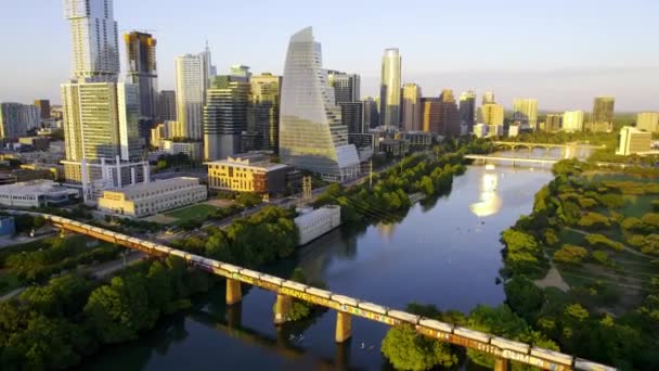 Aerial View Long Train Arriving Austin Texas Sunny Summer Evening — Stock Video