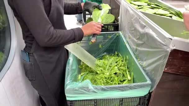 Slow Motion Shot Van Het Snijden Van Mensen Supermarkt — Stockvideo