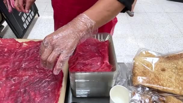 Toma Cámara Lenta Carne Servida Una Bandeja — Vídeo de stock