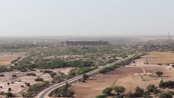 Luftflug Über Der Historisch Bedeutsamen Festung Derawar Luftaufnahme Von Straße — Stockvideo
