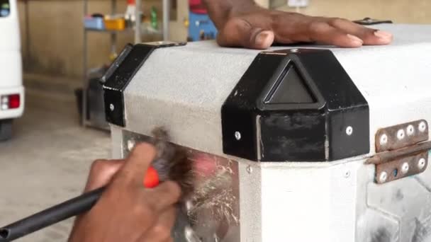 Close View Worker Χρησιμοποιώντας Βούρτσα Για Καθαρίσετε Silver Trunk Box — Αρχείο Βίντεο