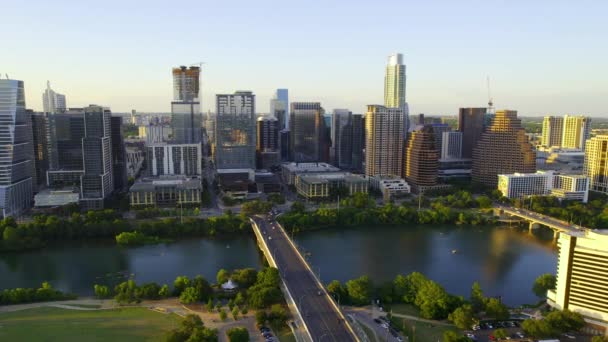 Felhőkarcolók Toronyházak Folyó Austinban Napos Este Texasban Usa Tracking Aerial — Stock videók